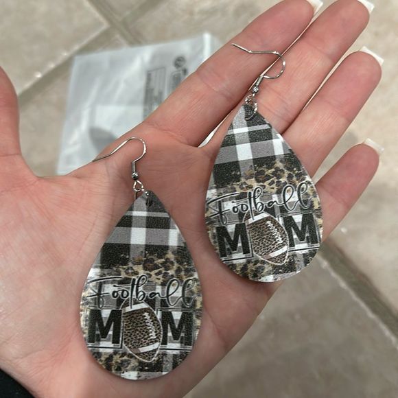 Football mom’s foam earrings - Picture 2 of 4